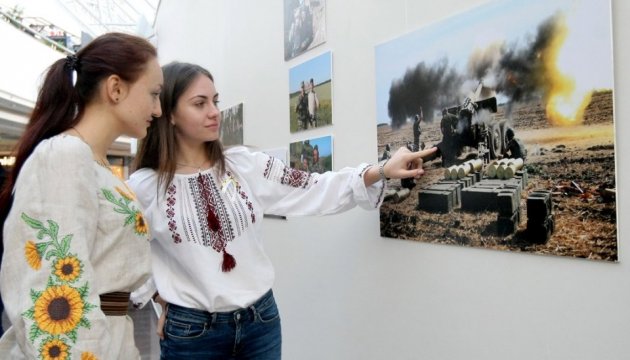 У Києві демонструють фотовиставку, книгу та фільм про українських військових