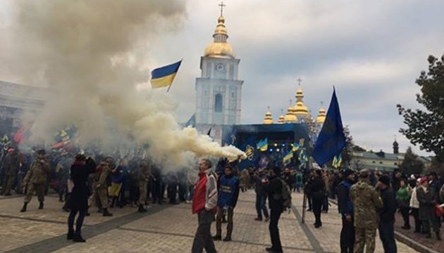 Активісти підпалили димові шашки під час Маршу слави героїв