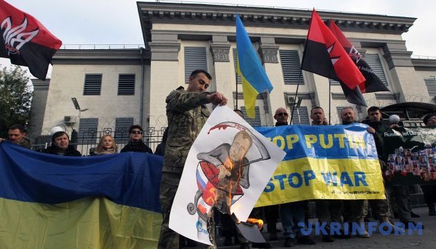 Під посольством РФ у Києві – одразу два протести. Спалили плакат із Путіним
