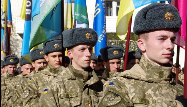 Poroshenko: Las FFAA demuestran que son dignos sucesores de los ganadores del nazismo 
