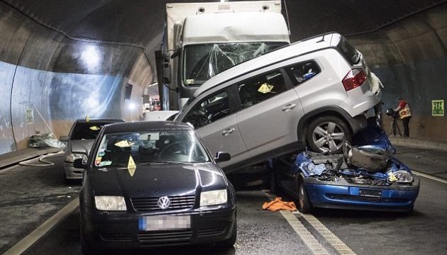 У швейцарському тунелі зіткнулися 4 автівки, фура й польський автобус: є жертви
