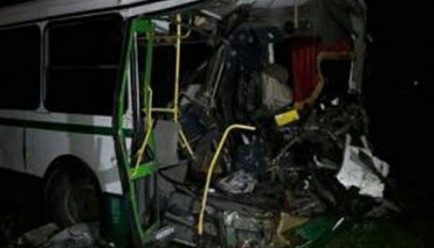 На Донеччині сталася аварія за участю БТР і автобуса