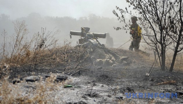 Im Donbass ein ukrainischer Soldat verletzt