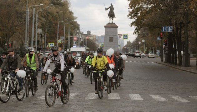 Харків: учасники велопробігу в британському стилі ратували за велодоріжку