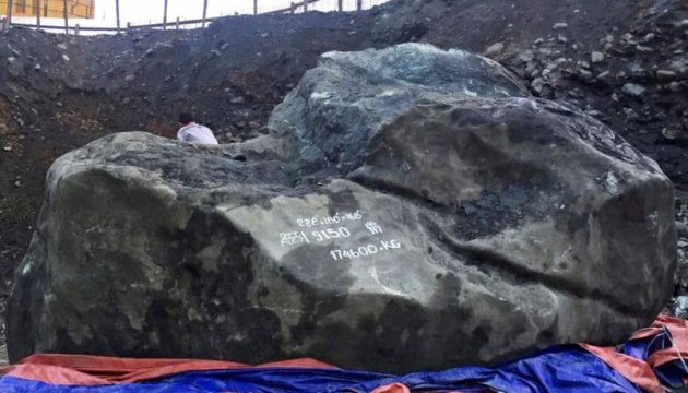 У М'янмі знайшли нефритову брилу вагою 175 тонн