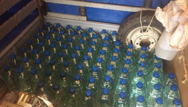 У Києві затримали 460 літрів сурогатного алкоголю