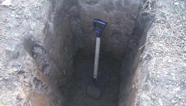 Уральських неплатників аліментів відправили копати могили