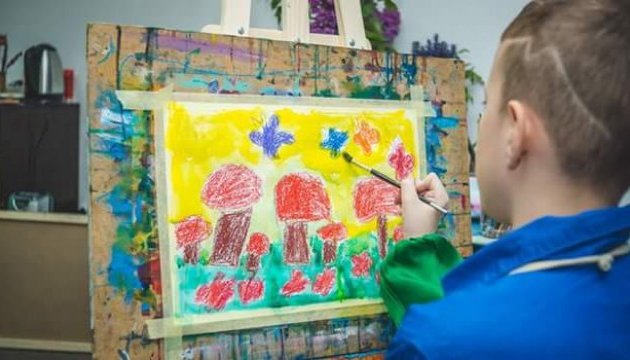 В Італії відкрили виставку малюнків буковинського хлопчика-аутиста
