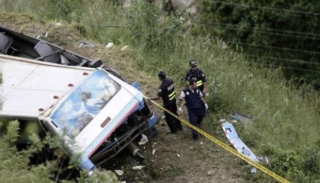 У Коста-Риці автобус впав у прірву, 12 загиблих