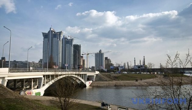 У Києві жінка впала з Русанівського моста