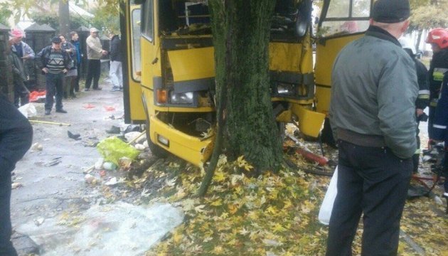 У Львові маршрутка в'їхала в дерево: 13 постраждалих