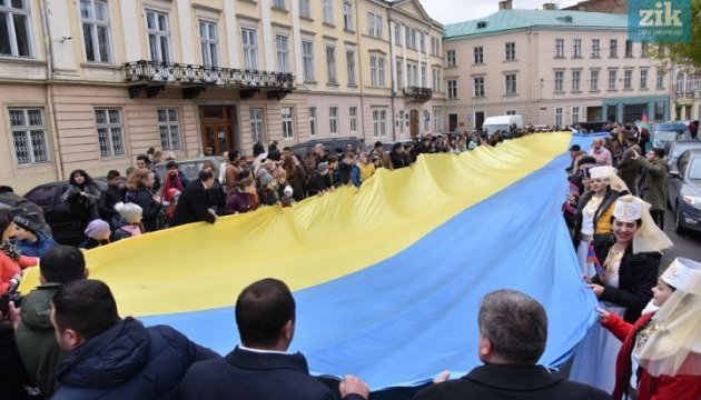 Львовом пронесли 150-метровий український прапор
