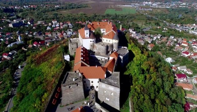 外喀尔巴阡山明珠：鸟瞰帕兰诺克城堡