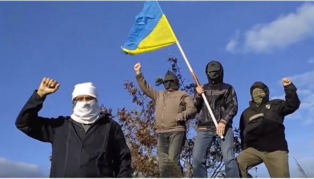 Ukrainian patriots hoist Ukrainian flag at a spoil tip in occupied Donetsk. Video