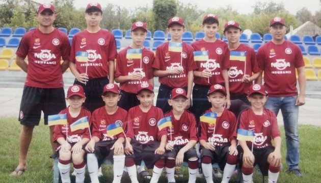 Українські діти із зони АТО зіграли перші футбольні матчі в австралійській формі 