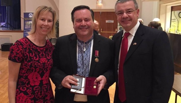 Колишній міністр оборони Канади отримав орден від України
