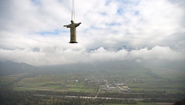 Швейцарського Христа Спасителя вертольотом перенесли на сусідню гору