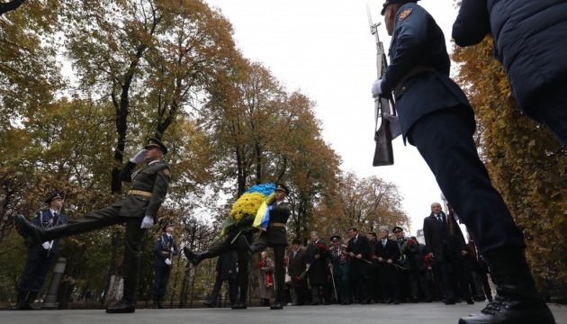 Порошенко взяв участь у вшануванні пам'яті загиблих у війні з нацистами