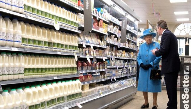 Королева Єлизавета II з чоловіком і невісткою сходила в супермаркет