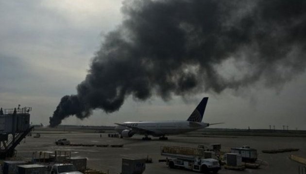 Літак American Airlines спалахнув на зльоті в аеропорту