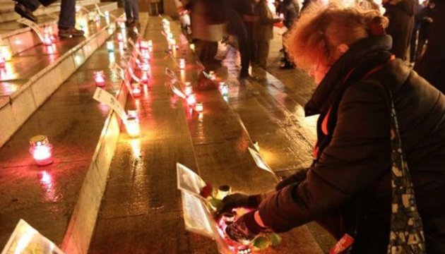 Біля КДБ в Мінську запалили свічки, вшановуючи жертв сталінських репресій