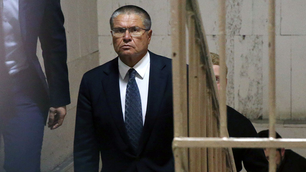 Олексій Улюкаєв заходить до будівлі Басманного суду Москви