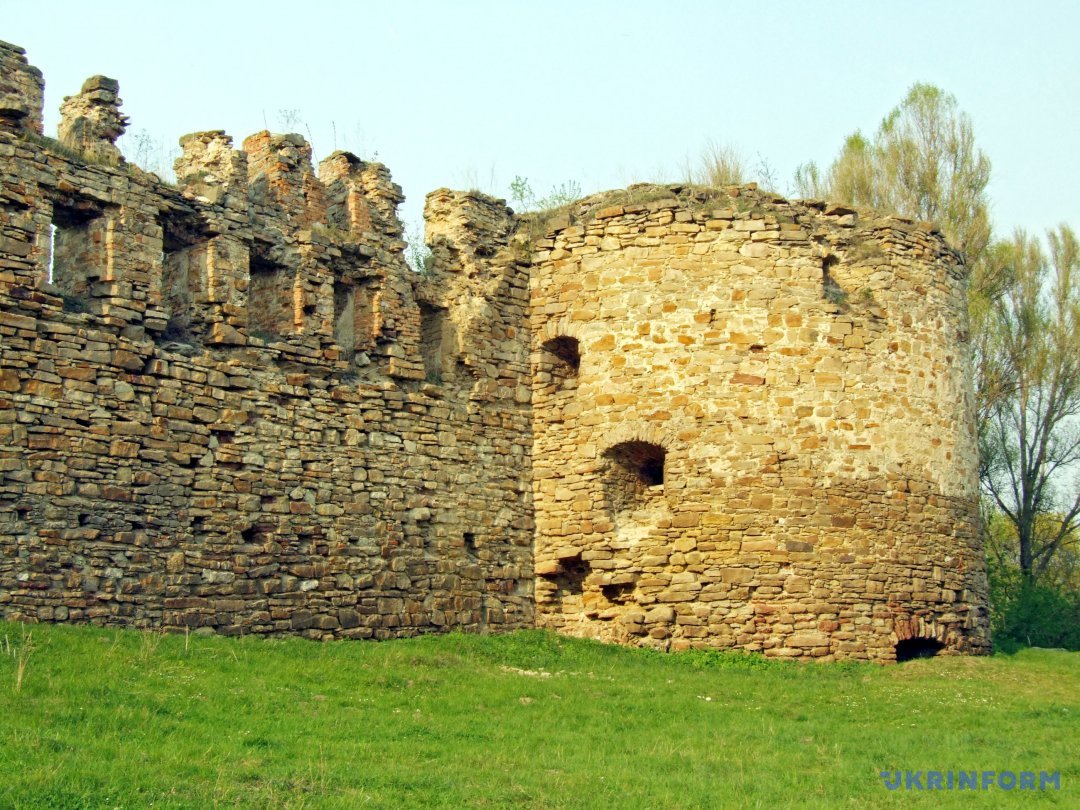 Микулинецький замок — кам'яний замок знаходиться в смт Микулинці, Тернопільської області, на відстані 23 км від Тернополя.