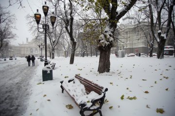 У неділю Україну й далі засипатиме снігом