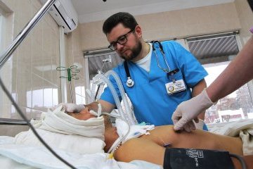 Порошенко пообіцяв додаткове фінансування військовому шпиталю у Дніпрі