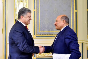 Poroshenko y el presidente del BERD discuten la financiación de proyectos en Ucrania
