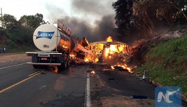 У Бразилії автобус зіткнувся з вантажівкою: 20 загиблих
