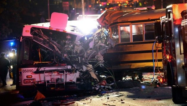У США шкільний автобус вилетів на зустрічну й зіткнувся з іншим. Є загиблі