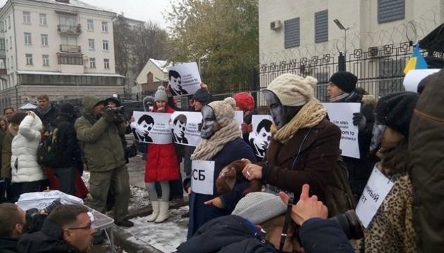 Realizan piquete en apoyo a Súshchenko y Semena cerca de la Embajada de Rusia en Kyiv