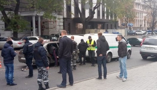 У центрі Одеси обстріляли Citroen, який в'їхав у авто інкасаторів