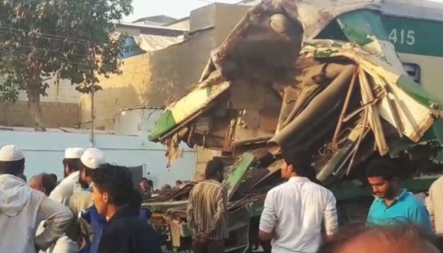 При зіткненні двох потягів в Пакистані загинули 16 осіб