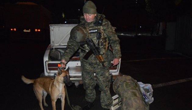 На блокпосту в Покровському поліцейський пес знайшов в авто вибухівку