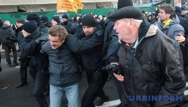 Вкладники Михайлівського перекрили Хрещатик, сталися сутички з поліцією