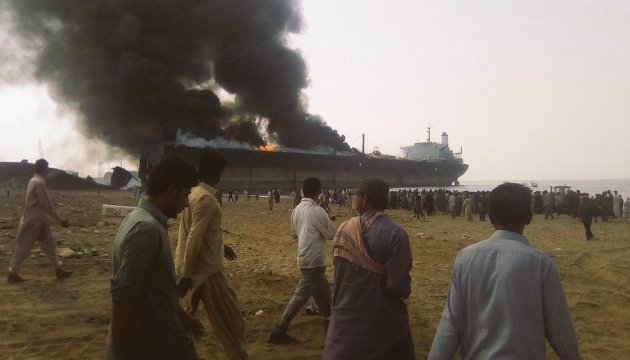 У Пакистані третій день горить нафтовий танкер: 20 загиблих, 130 зниклих