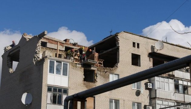У Мар'їнці відбудовують багатоповерхові будинки, зруйновані бойовиками