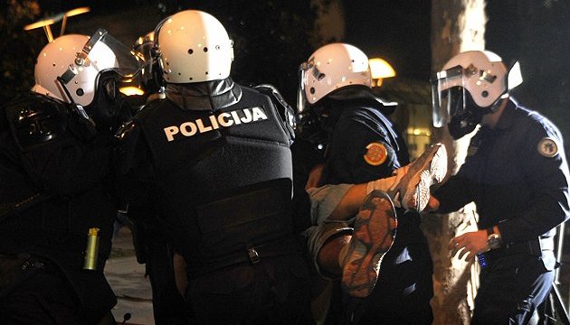 У Чорногорії - протести проти обмежень повноважень президента, поліція застосувала газ