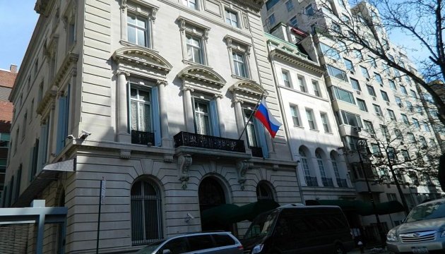У Нью-Йорку чоловік впав з даху консульства Росії