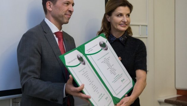 Марині Порошенко у Словенії вручили сертифікат на ліки для дітей