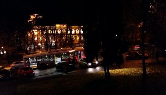 У центрі Дніпра невідомі обстріляли тролейбус