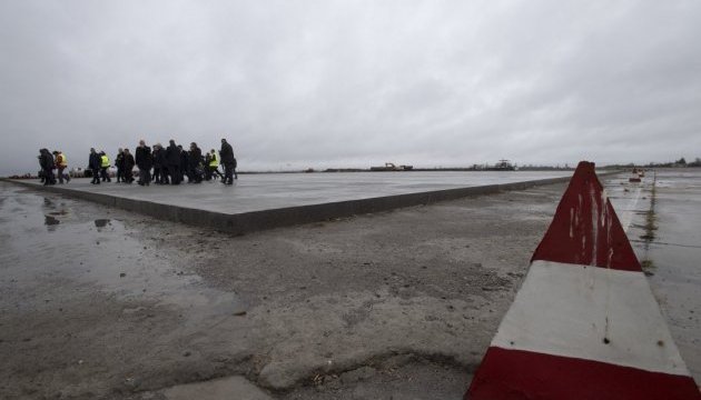 Гройсману показали ремонт у херсонському аеропорту