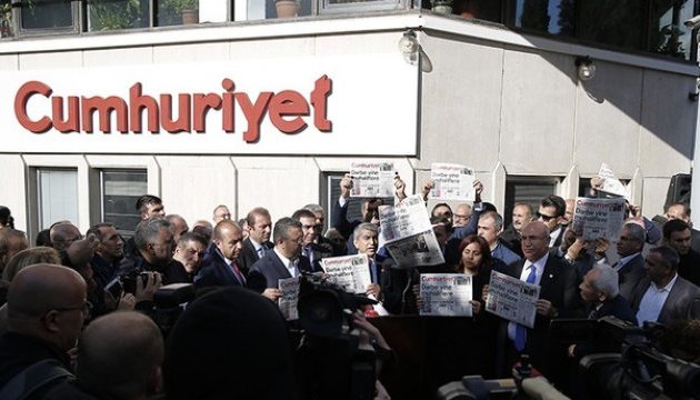 У Туреччині заарештували голову правління опозиційної газети