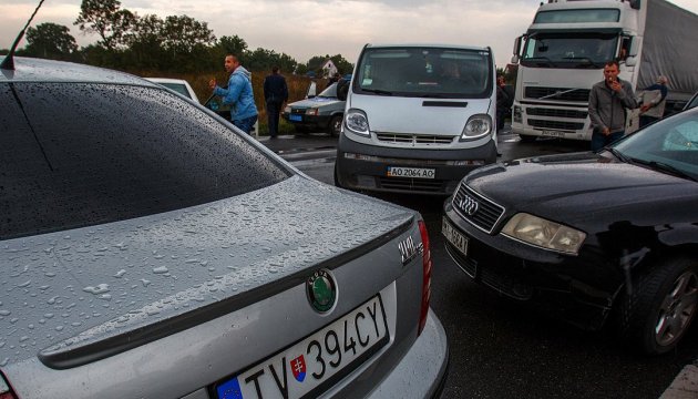 Nearly 800 vehicles piled up at Ukrainian-Polish border