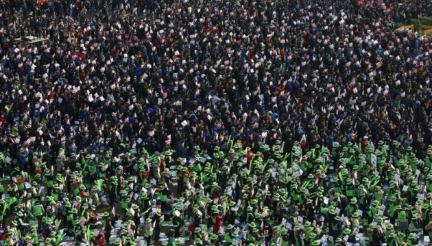 У Сеулі десятки тисяч протестувальників вимагають відставки президента
