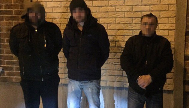 У Києві поліція затримала іноземців-грабіжників з автоматом Калашникова 