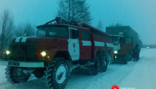 На Рівненщині рятувальники дістали із снігу аварійну бригаду облгазу