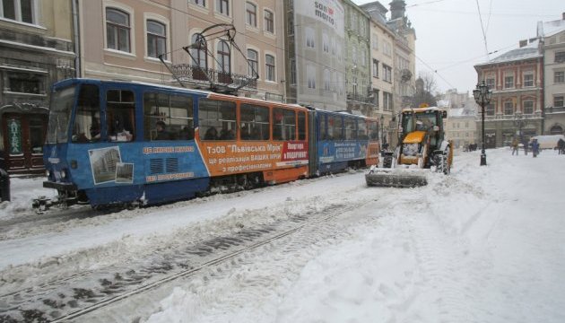 Снігова стихія у Львові: дорожні служби працюють посилено